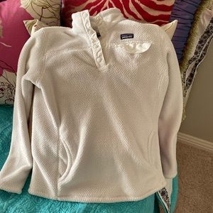 Patagonia girls size large pullover